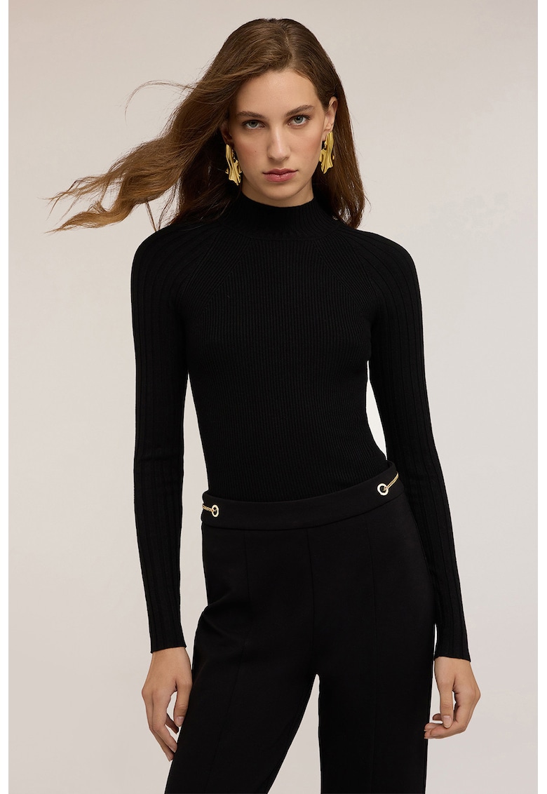 Pulover cambrat cu model uni si guler inalt