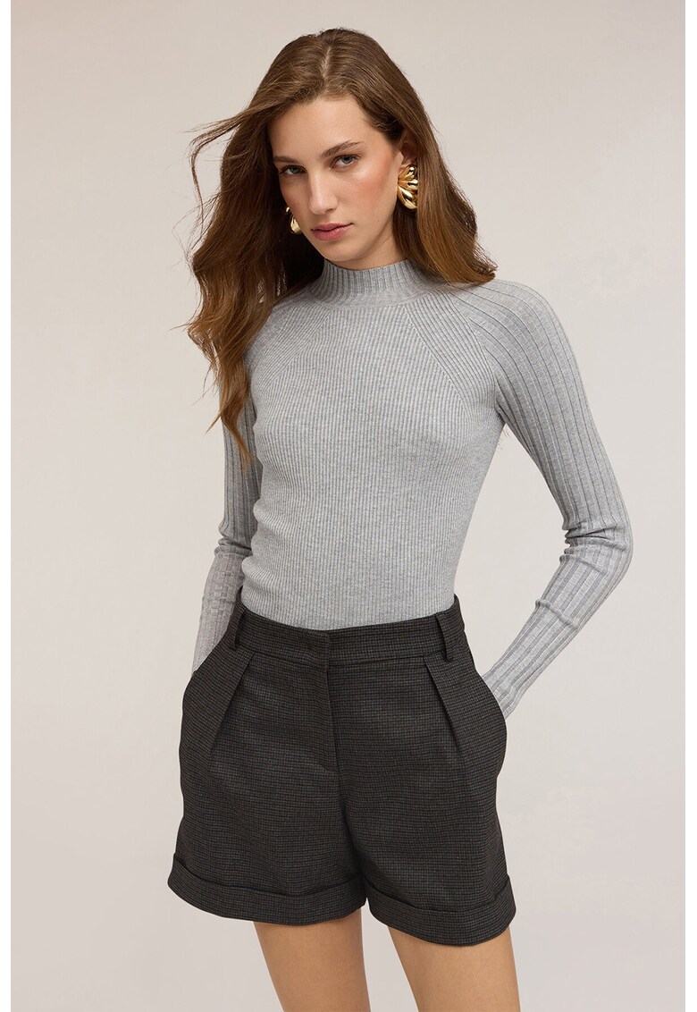 Pulover cambrat cu model uni si guler inalt