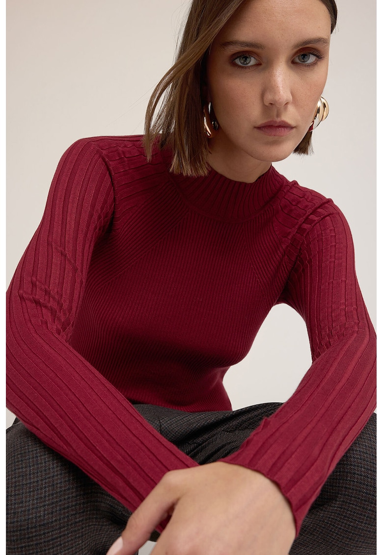 Pulover cambrat cu model uni si guler inalt