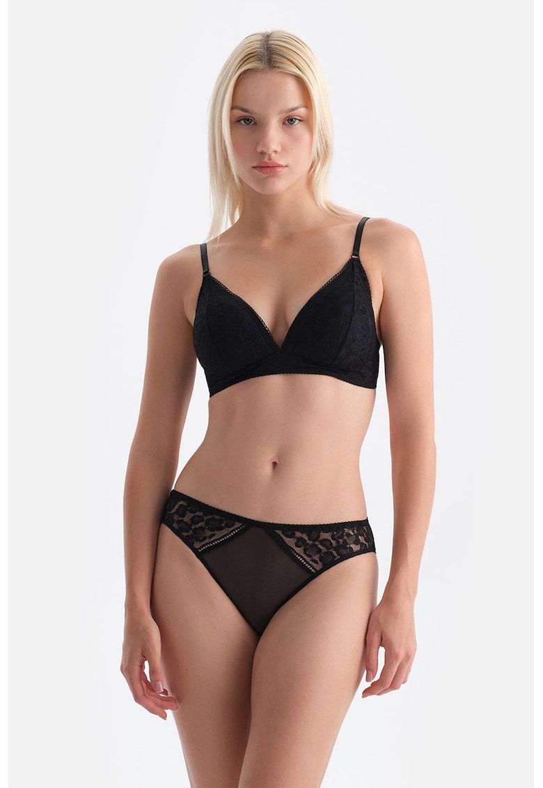 Sutien din dantela cu cupe triunghiulare