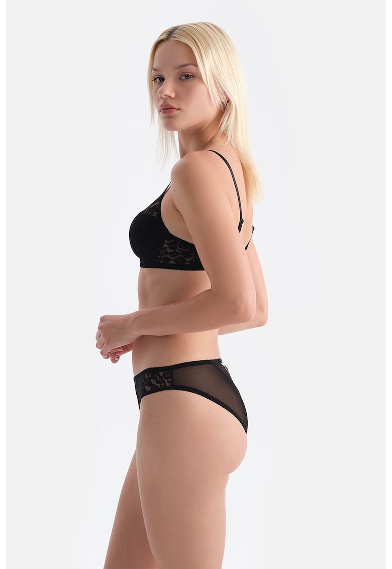 Sutien din dantela cu burete si bretele ajustabile