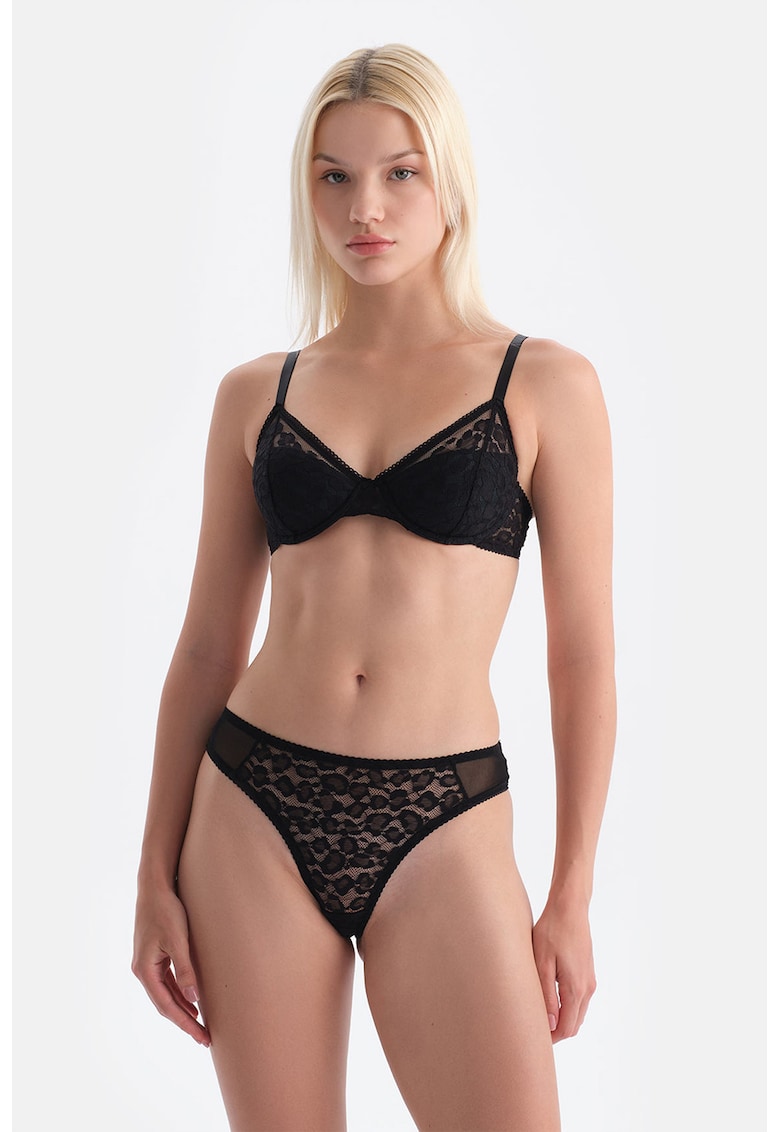 Chiloti brazilieni din dantela cu insertii din plasa