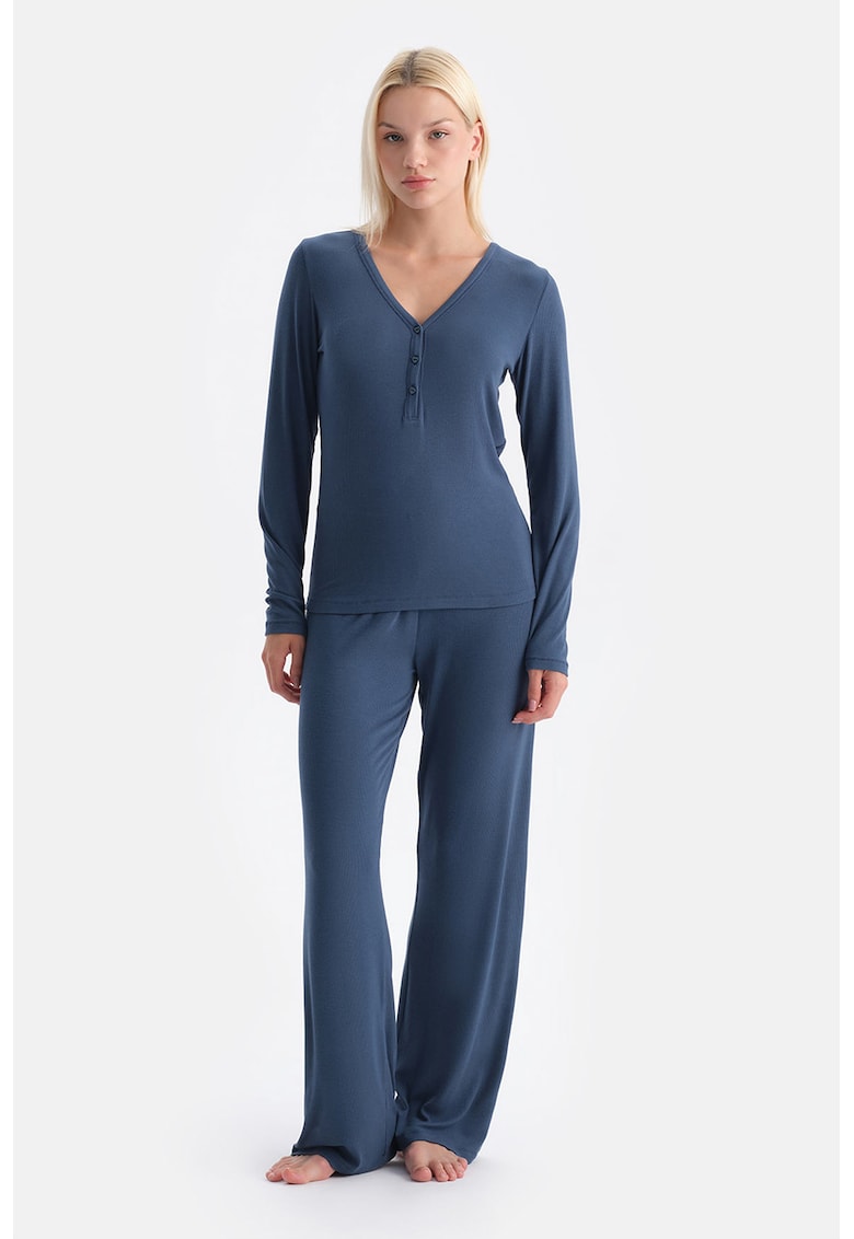 Pijama cu decolteu in V si model uni