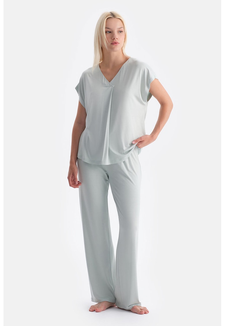 Pijama lejera cu decolteu in V