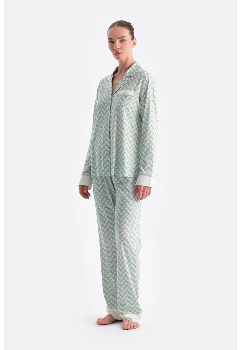 Pijama cu imprimeu si nasturi