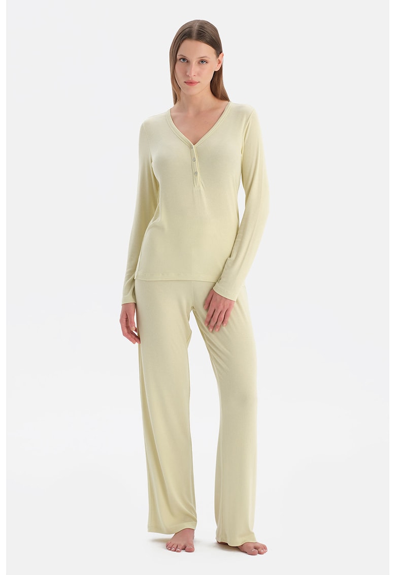 Pijama cu maneci lungi si decolteu in V Pijama cu maneci lungi si decolteu in V