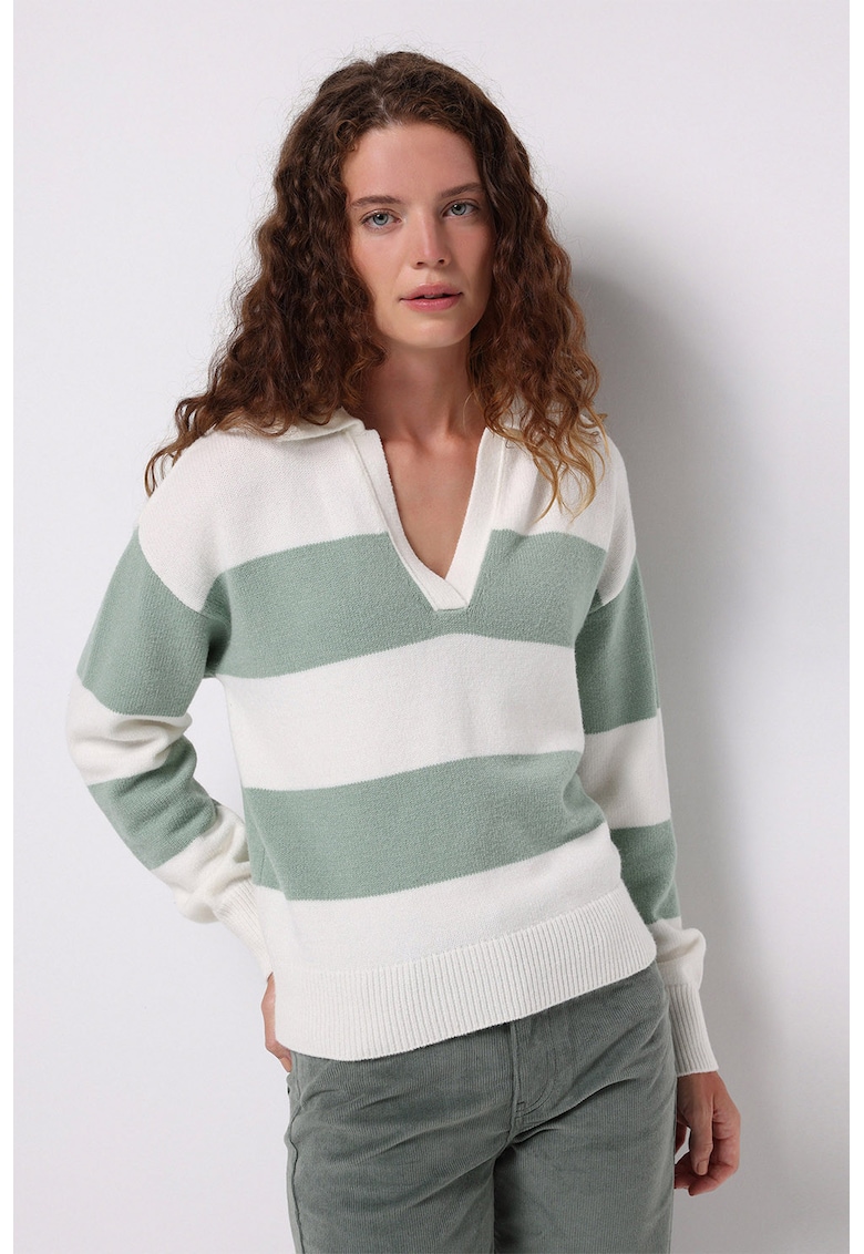 Pulover polo cu model in dungi