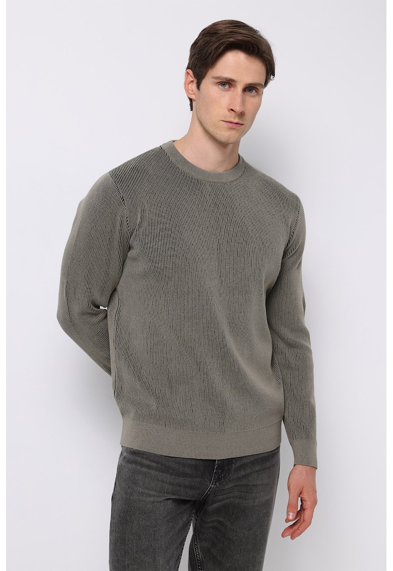 Pulover striat cu decolteu la baza gatului