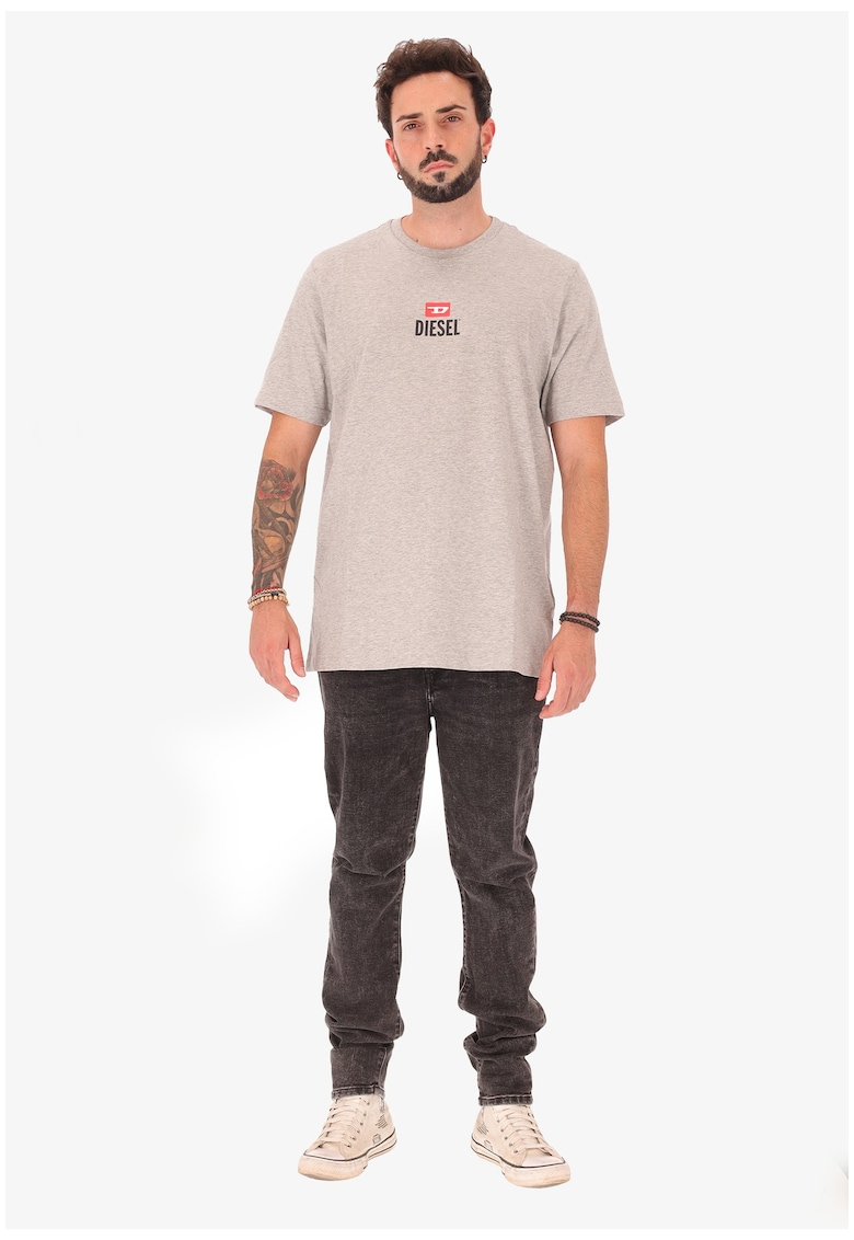 Tricou cu decolteu la baza gatului si logo pe piept - Gri