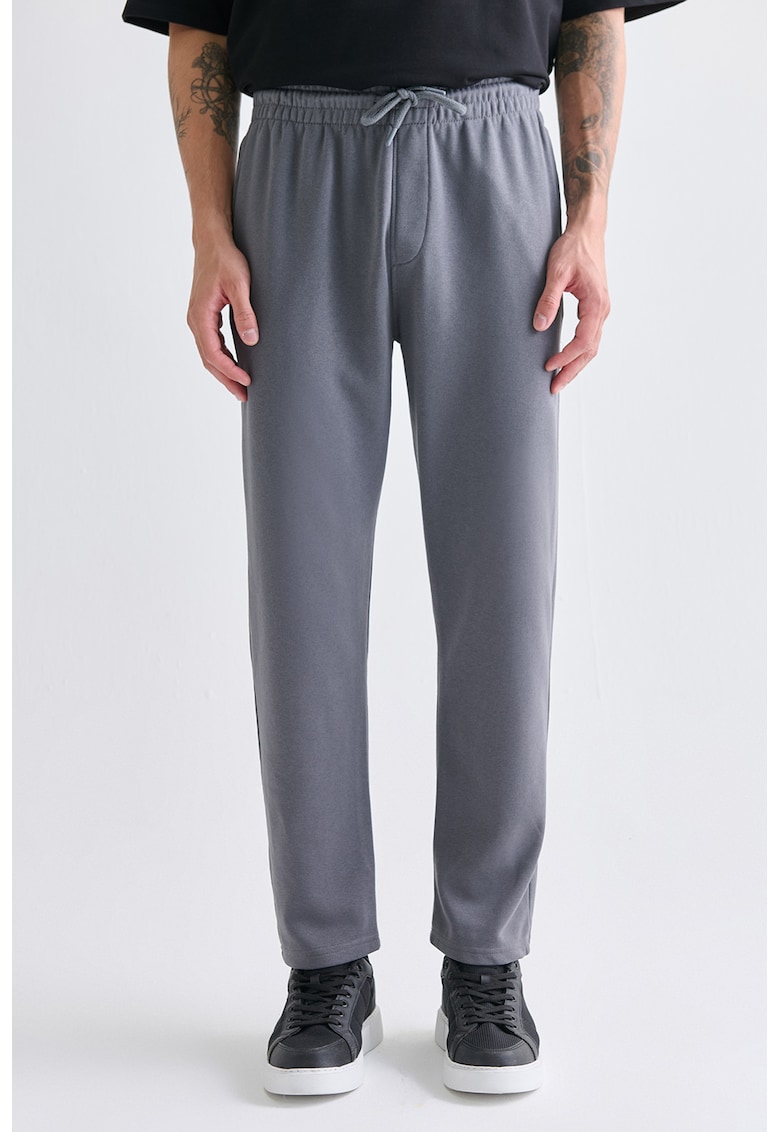 Pantaloni de trening cu snur de ajustare si croiala dreapta Pantaloni de trening cu snur de ajustare si croiala dreapta