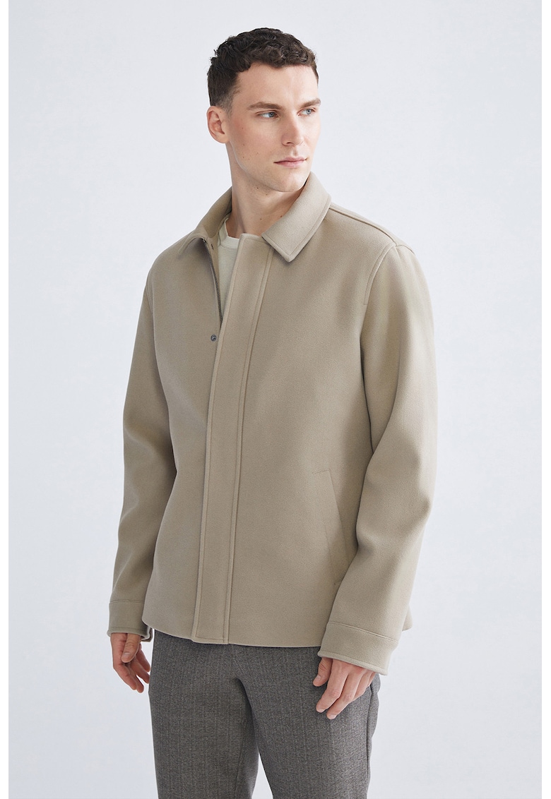 Jacheta lejera cu guler clasic