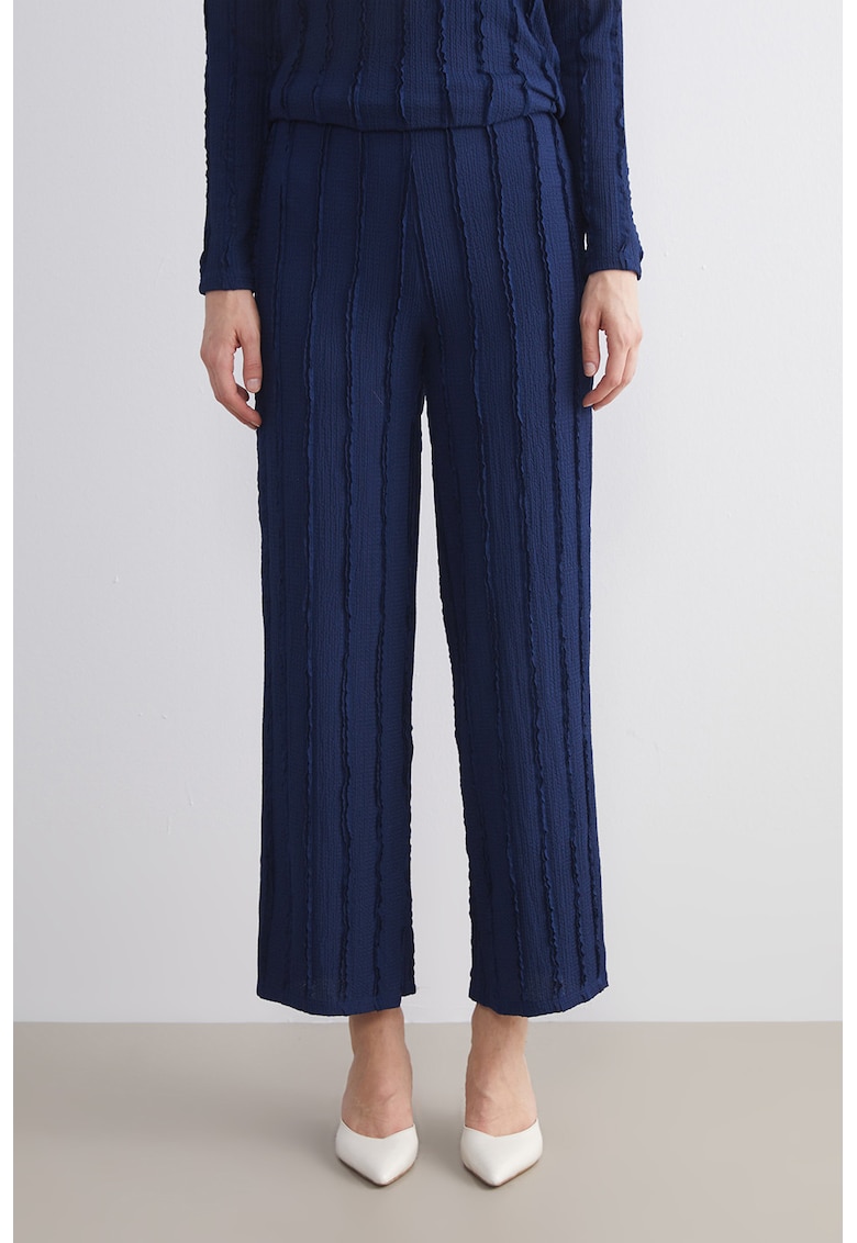Pantaloni texturati cu croiala ampla