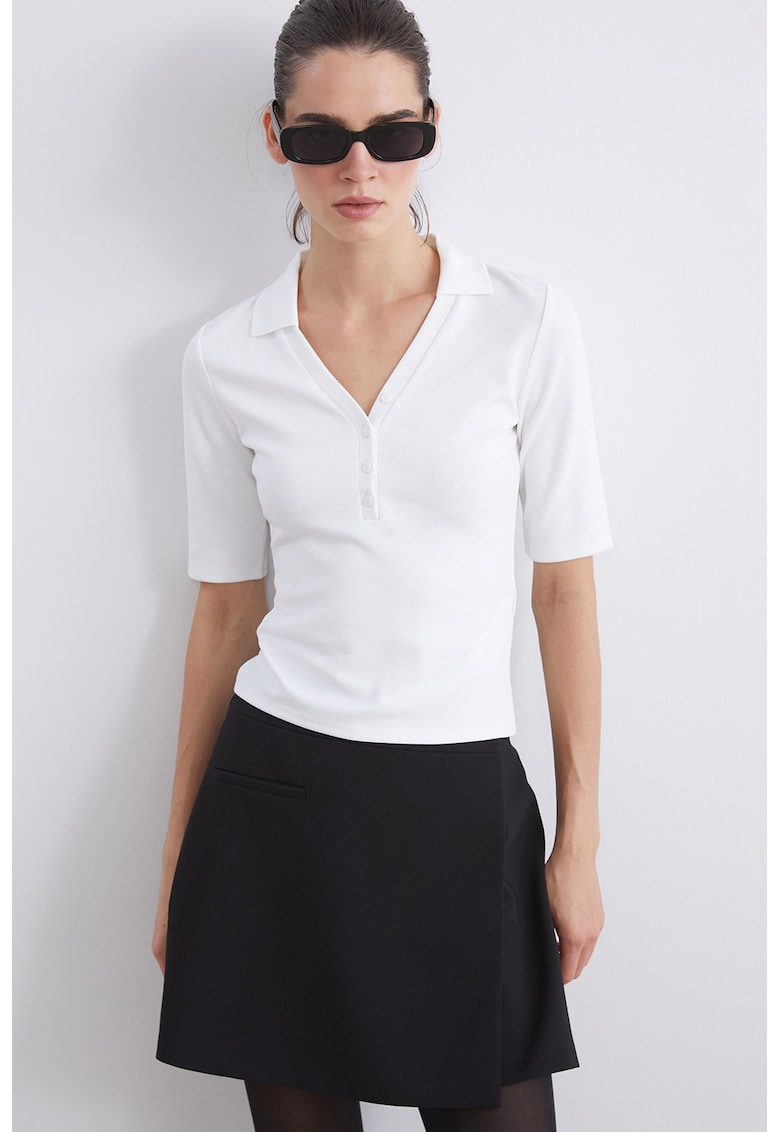 Tricou polo slim fit cu decolteu in V