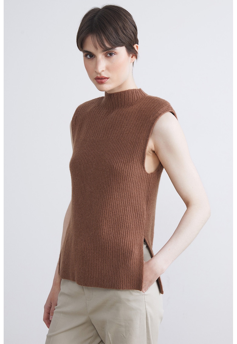 Pulover cu umeri intariti - fara maneci - Maro