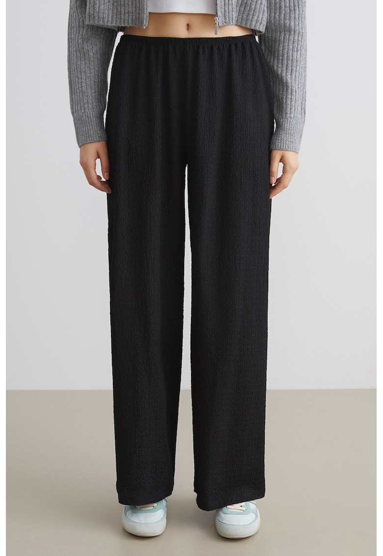 Pantaloni texturati cu croiala ampla