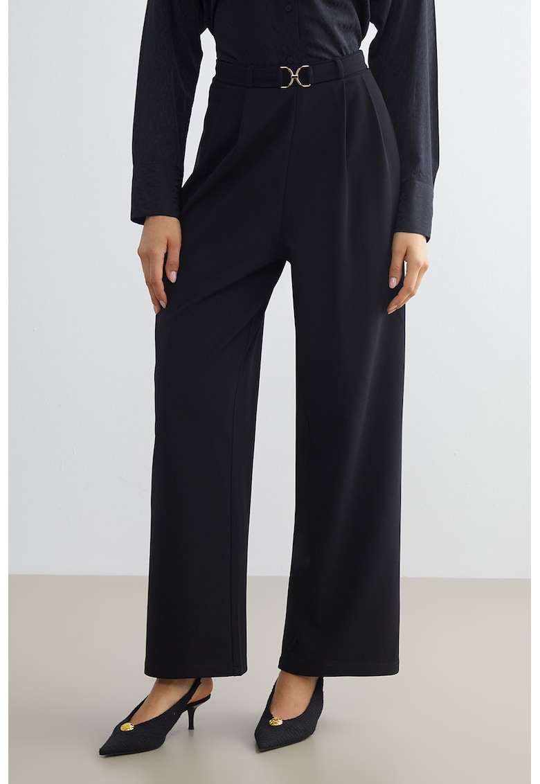 Pantaloni cu croiala ampla si pliuri