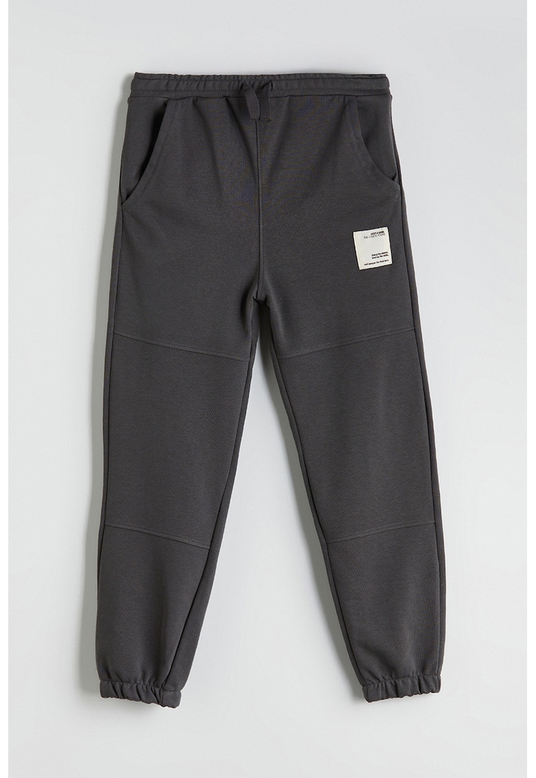 Pantaloni conici de trening cu buzunare oblice