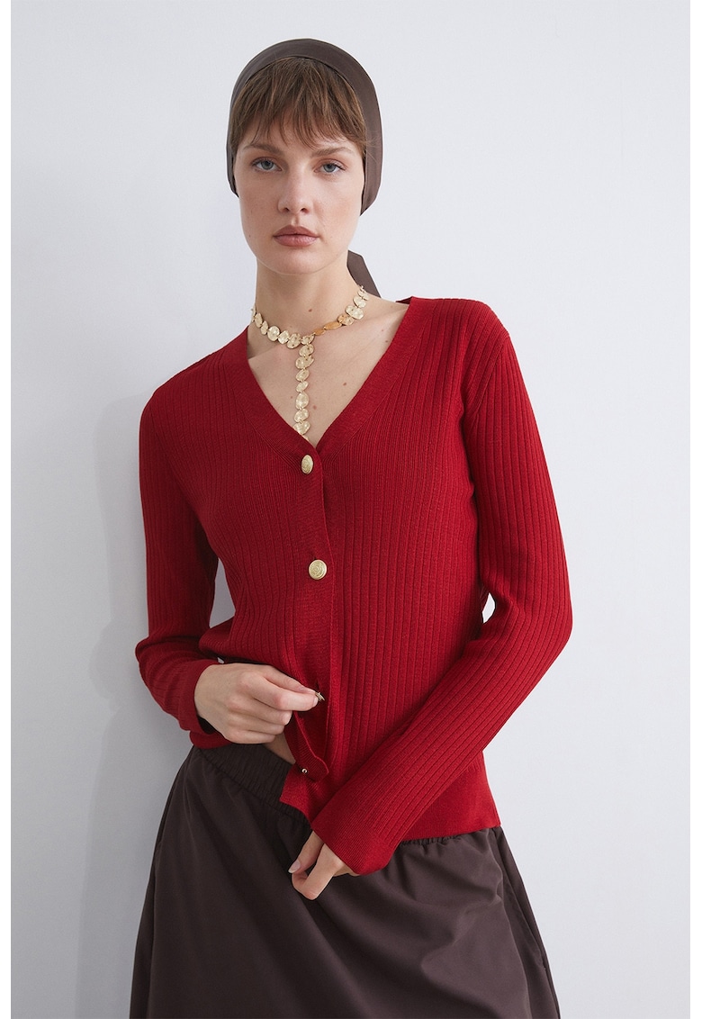 Pulover cu decolteu in V si nasturi