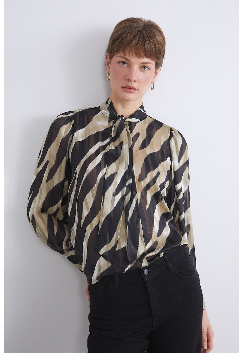 Bluza cu decolteu in V si esarfa Bluza cu decolteu in V si esarfa