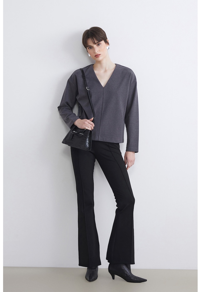 Pantaloni evazati cu model uni