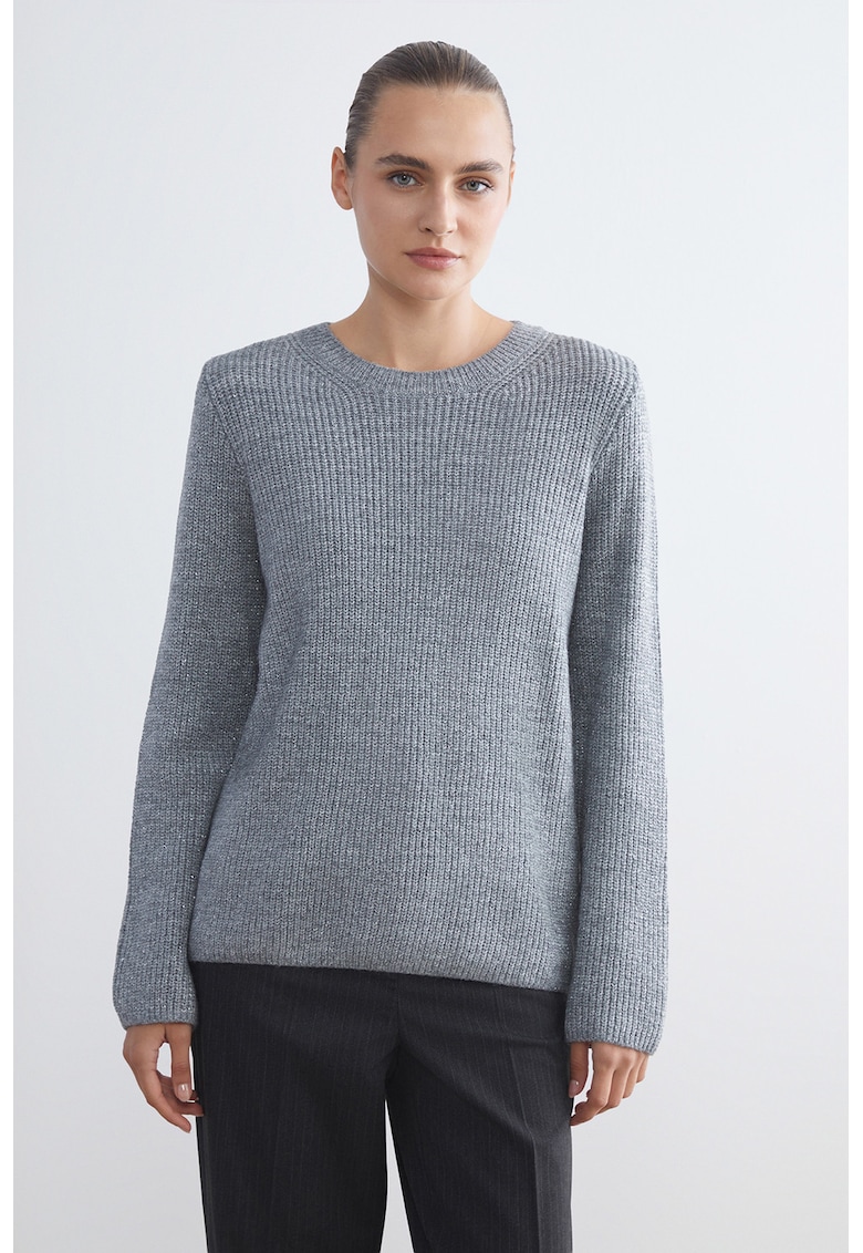 Pulover cu model uni si decolteu la baza gatului