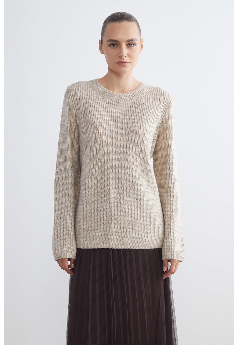 Pulover cu model uni si decolteu la baza gatului