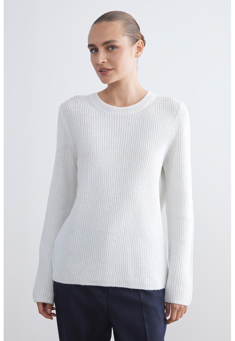 Pulover cu model uni si decolteu la baza gatului