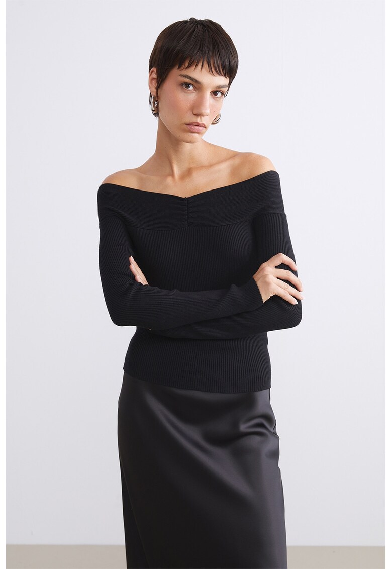 Pulover tricotat fin cu decolteu pe umeri