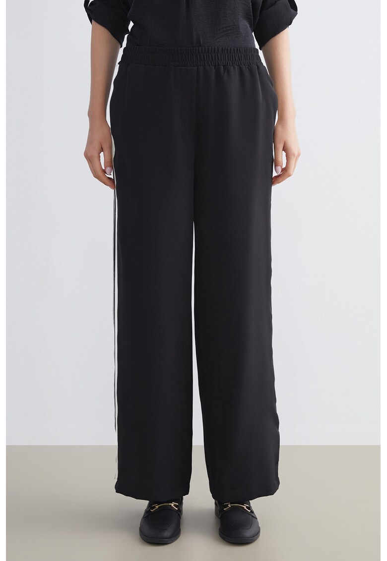 Pantaloni de trening cu croiala ampla