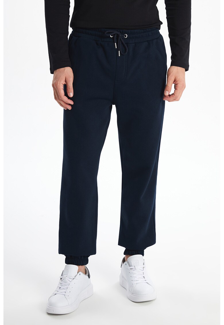Pantaloni de trening cu snur de ajustare si buzunare laterale