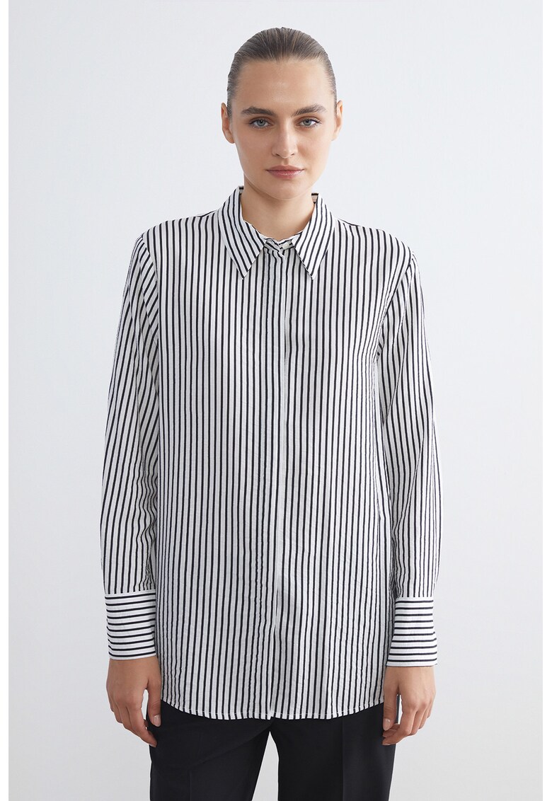 Camasa lejera cu model in dungi si guler clasic