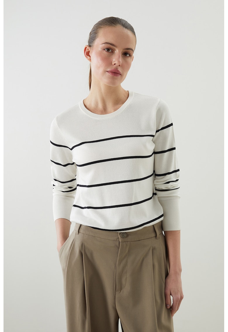 Pulover tricotat fin cu model in dungi