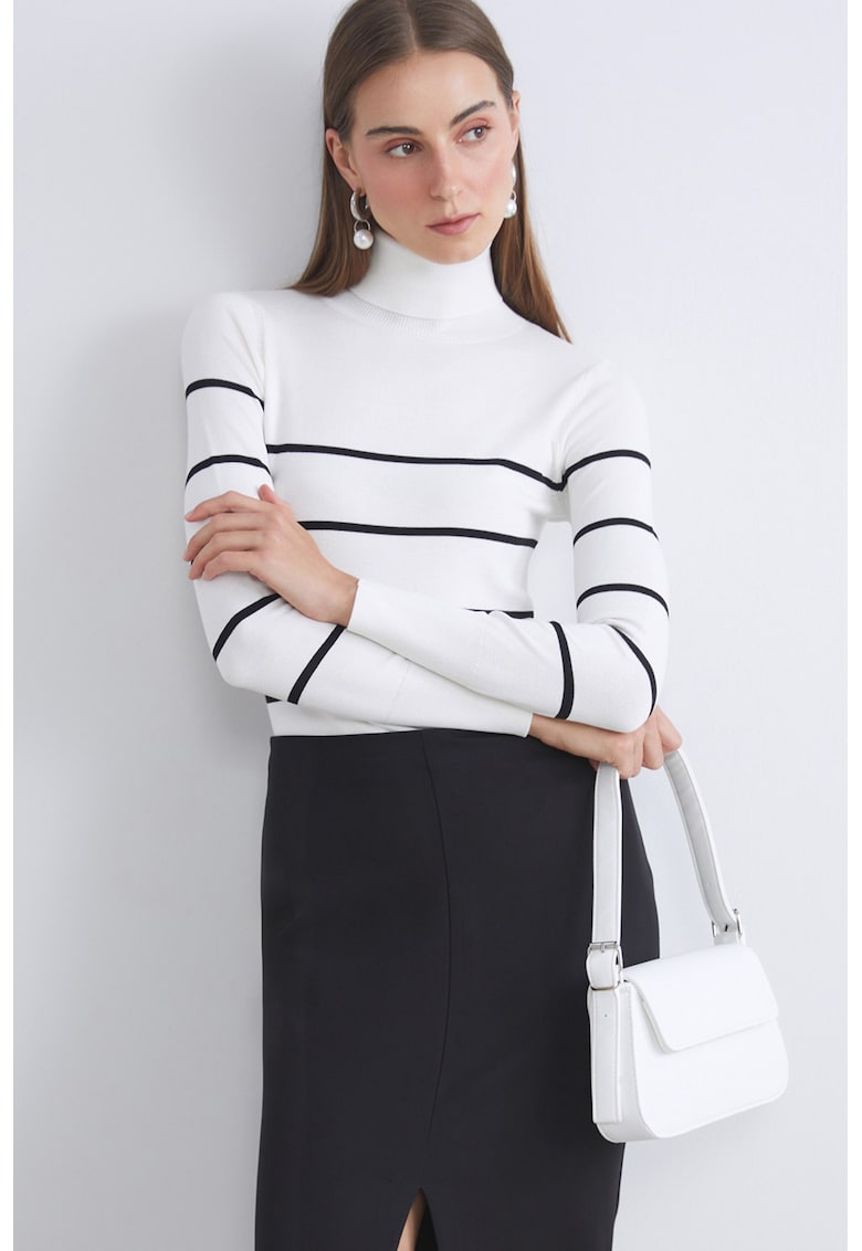 Pulover cu guler inalt si model in dungi