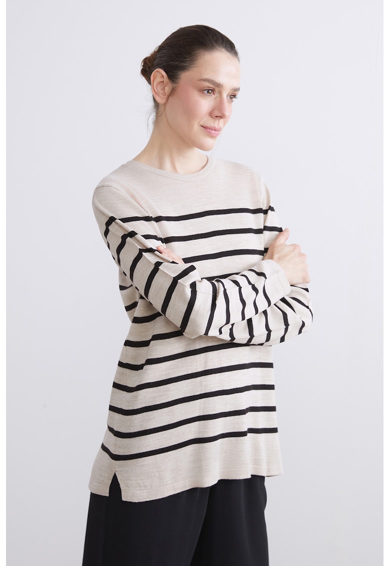 Pulover cu model in dungi si decolteu la baza gatului