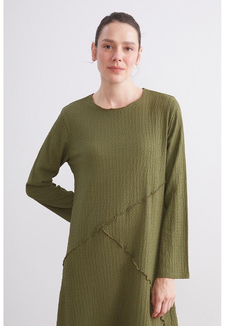 Rochie cu croiala dreapta si decolteu rotund