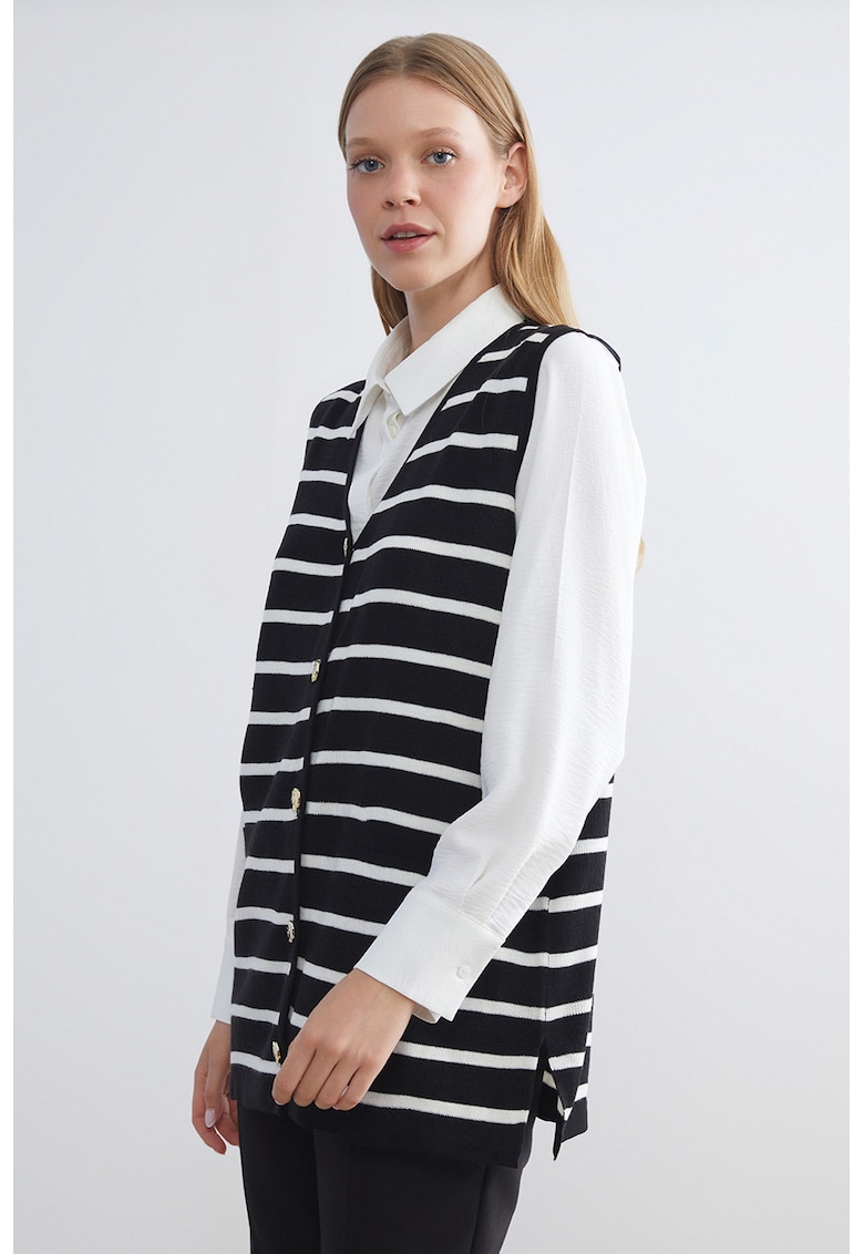 Vesta lejera tricotata cu model in dungi