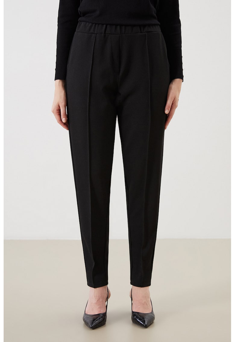 Pantaloni cu croiala conica si talie elastica