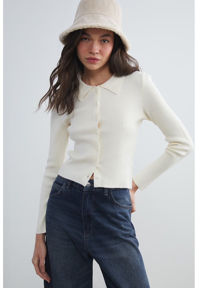 Cardigan cu nasturi si guler ascutit