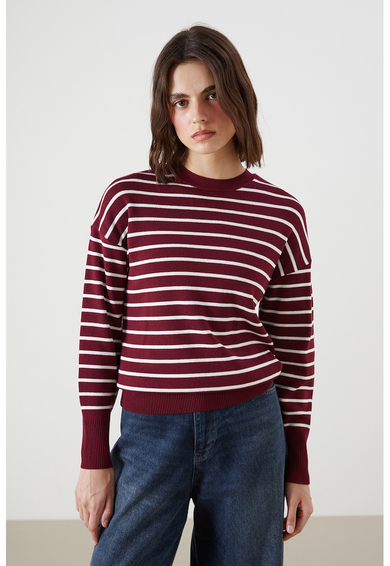 Pulover cu decolteu la baza gatului - Alb/Rosu inchis