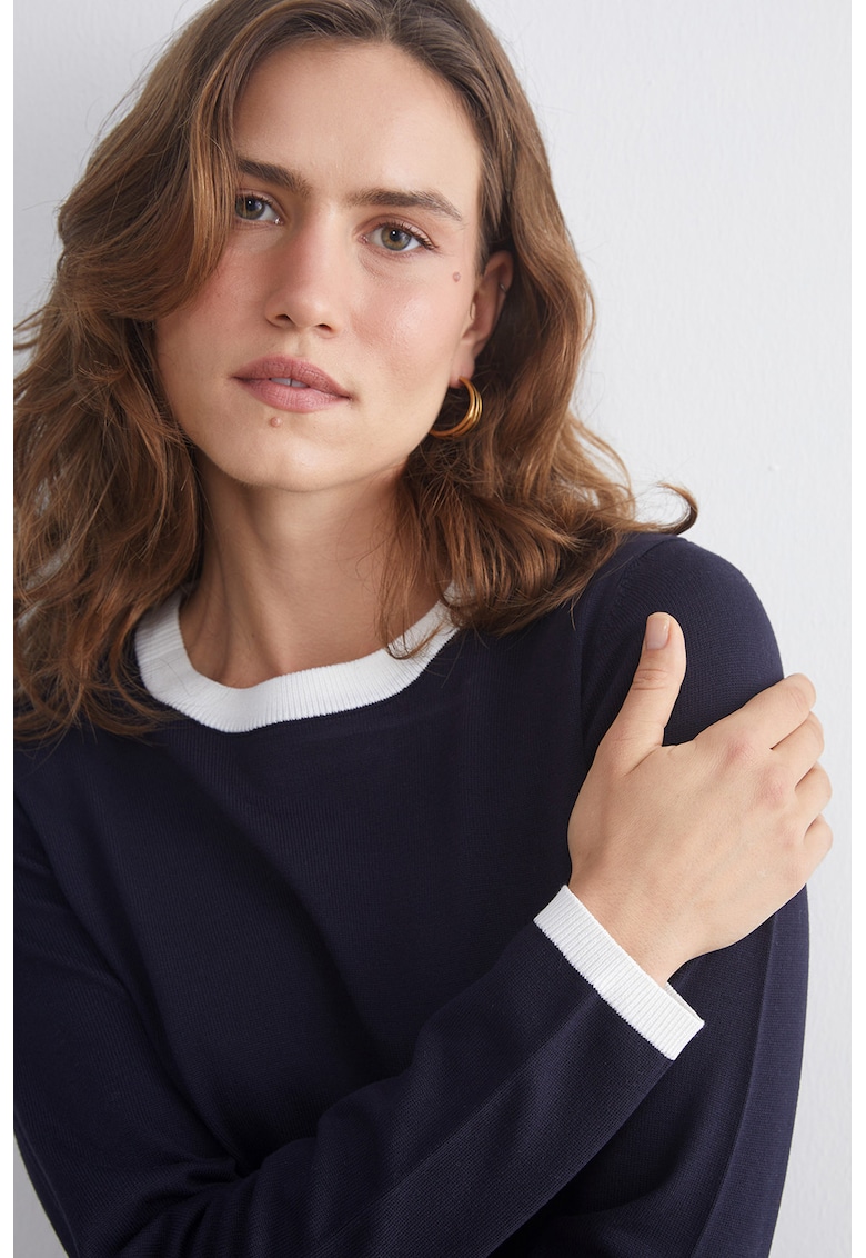 Pulover slim fit cu decolteu contrastant