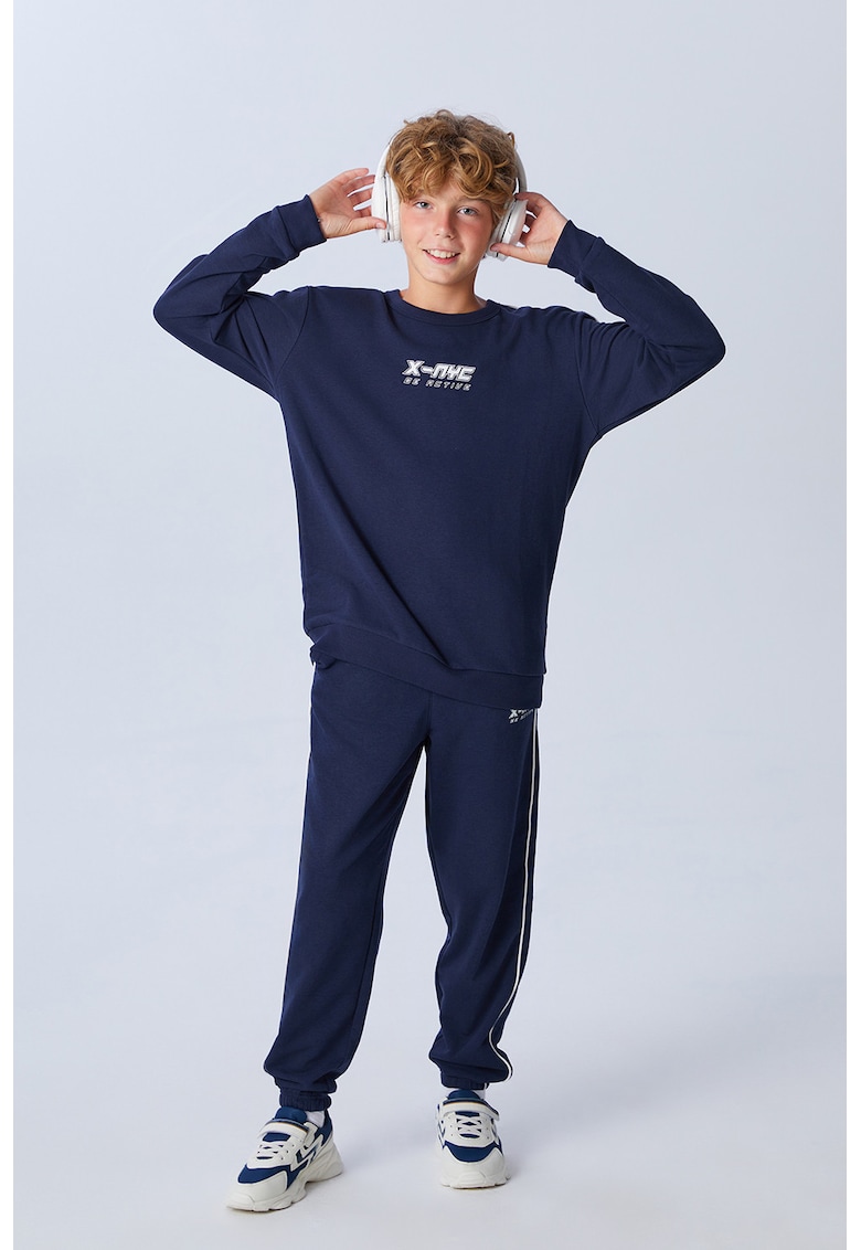 Trening cu pantaloni lungi si decolteu la baza gatului