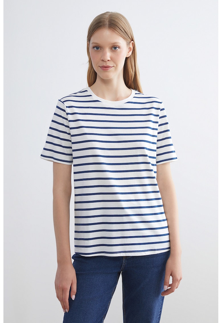 Tricou cu dungi si decolteu la baza gatului