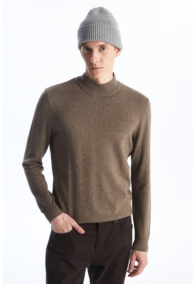 Pulover tricotat fin cu guler inalt - Maro