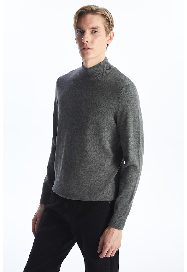 Pulover tricotat fin cu guler inalt