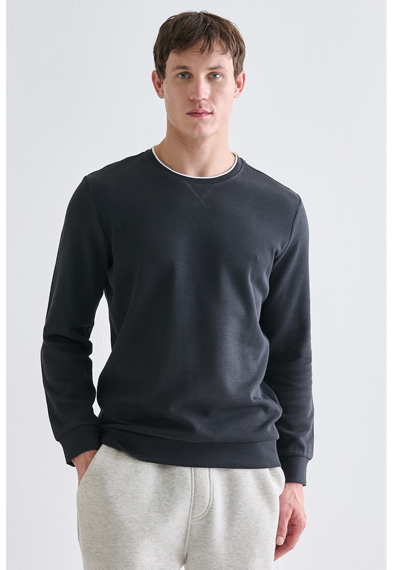 Pulover cu decolteu la baza gatului si model uni