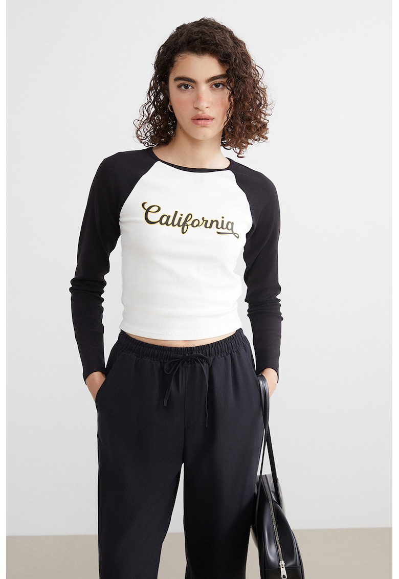 Bluza crop slim fit cu imprimeu