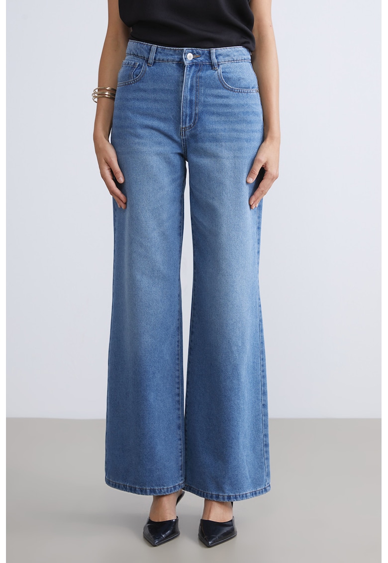 Blugi ampli cu aspect decolorat