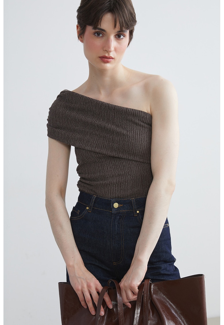 Bluza texturata cu decolteu pe un umar
