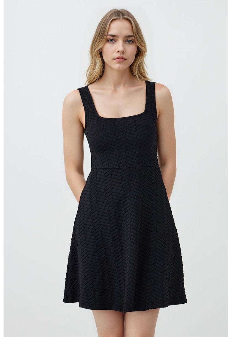 Rochie evazata cu detaliu patrat