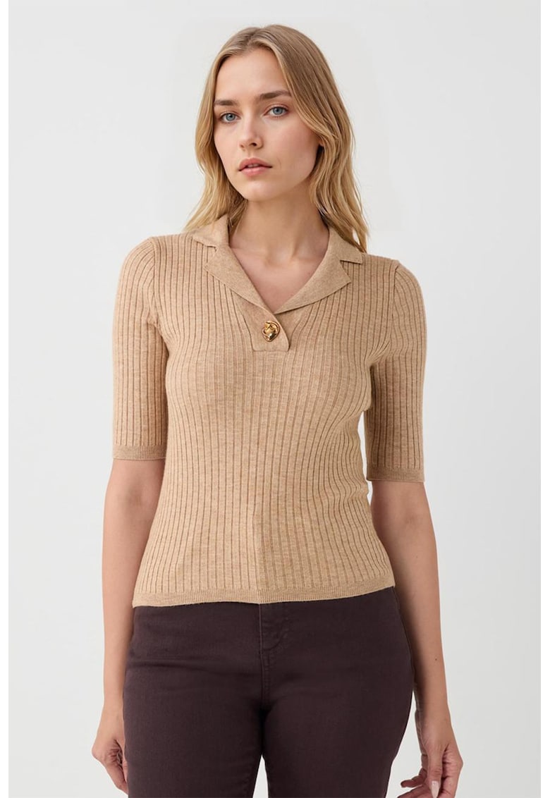 Tricou slim-fit cu revere decupate si striatii